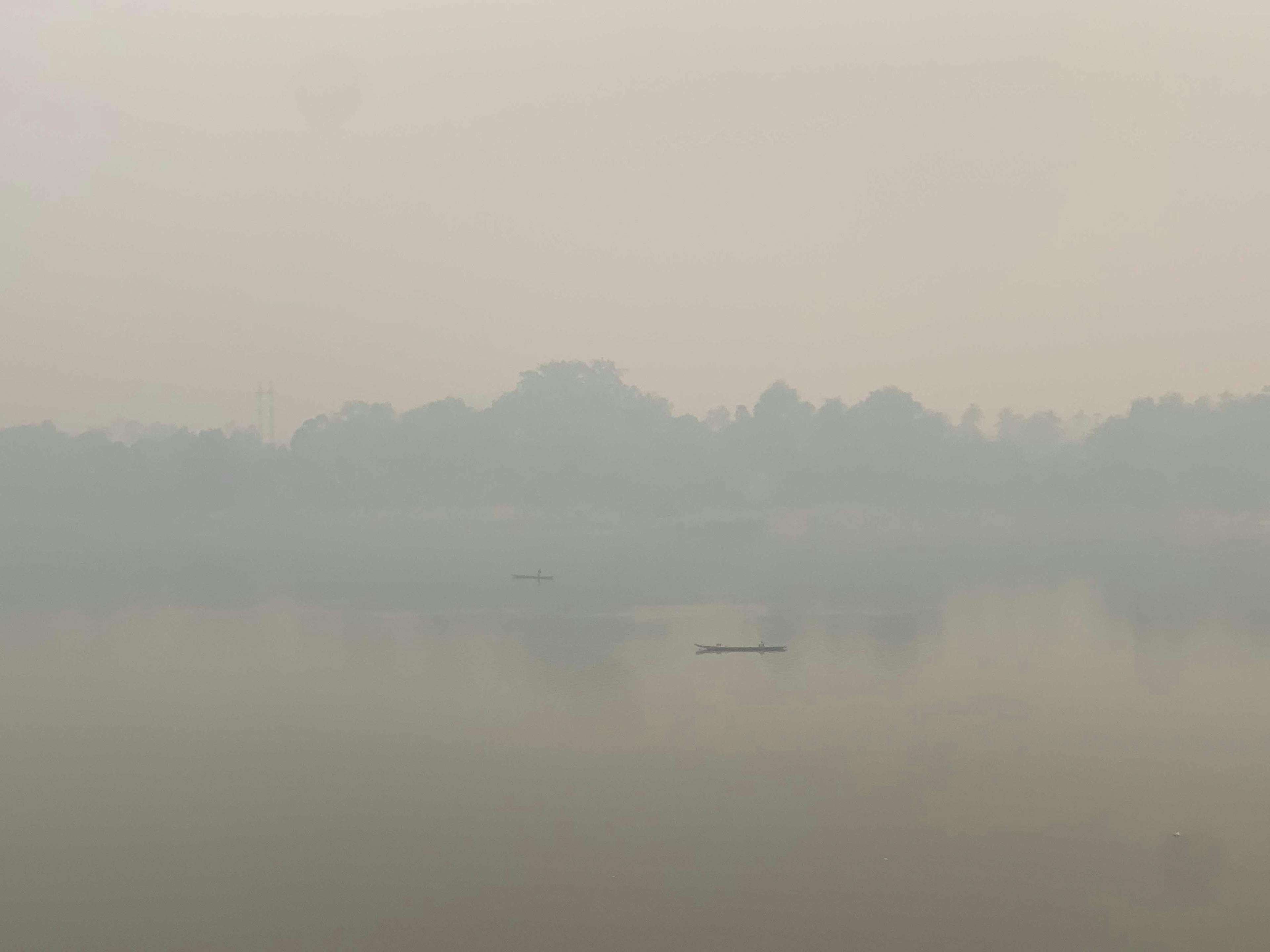 Fiume Mekong a Luang Prabhang, coperto da una nube di fumo