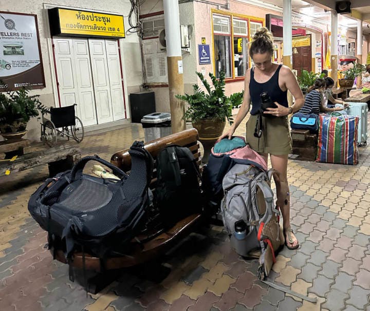 Alla stazione di Chumphon, mentre aspettiamo il treno notturno, Bea controlla l'obiettivo della fotocamera circondata dai nostri bagagli 