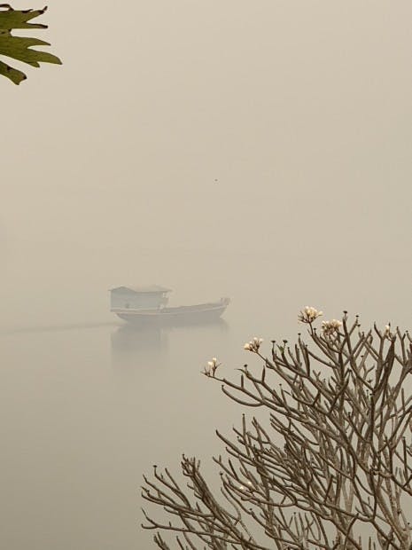 Il fiume Mekong a Luang Prabhang, coperto dal fumo della burning season