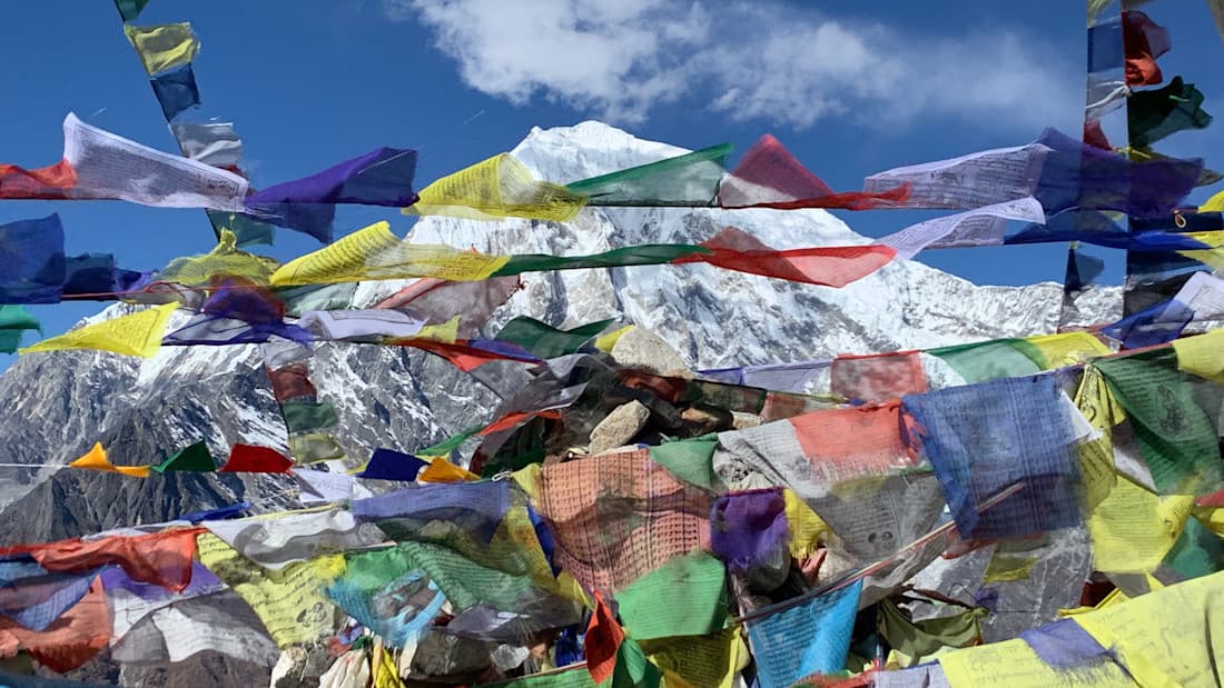 Bandiere di preghiera tibetane Colori e cime innevate