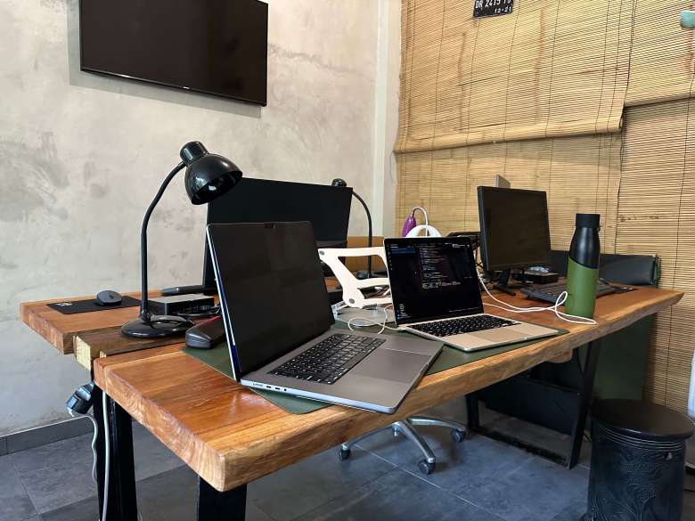 Due laptop a confronto, con e senza il filtro per la privacy Due laptop a confronto, uno con e l'altro senza il filtro per la privacy. È immediatamente visibile la differenza tra i due in termini di visibilità quando guardati da un lato