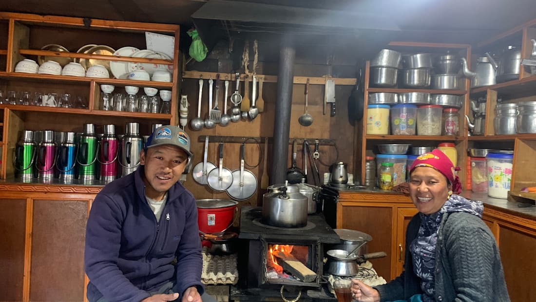 Teahouse a Langtang Cucina con i proprietari della Tea House a Langtang