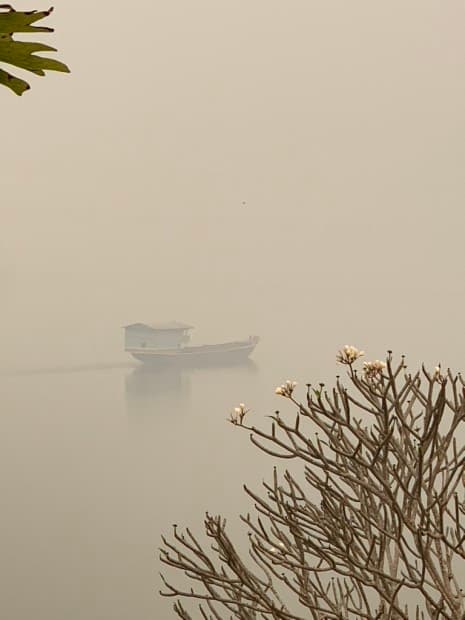 Luang Prabang - burning season Il fiume Mekong a Luang Prabhang, coperto dal fumo della burning season