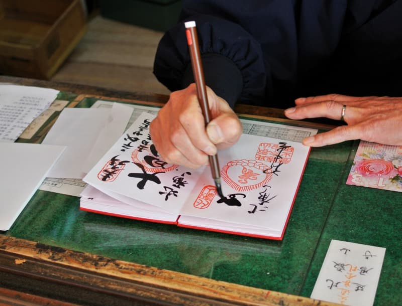 Process of goshuin stamp. Photo credit: tsunagujapan.com image from the post