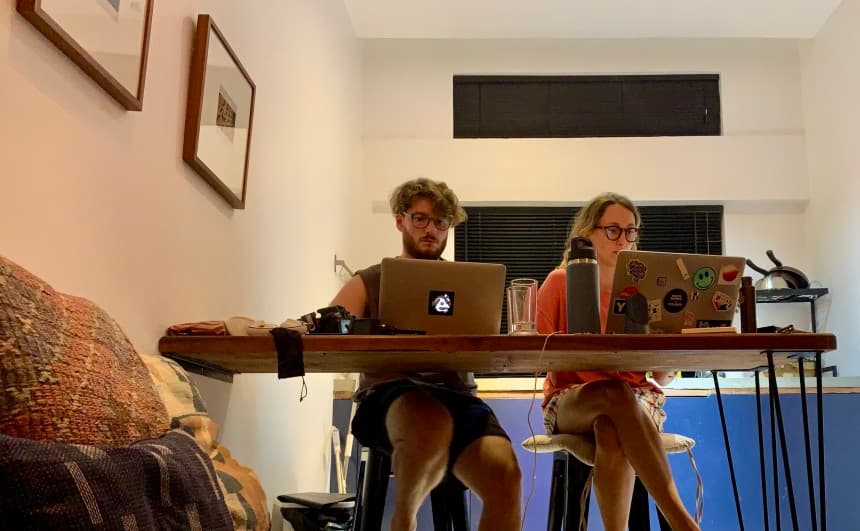 Bea e Davide che lavorano al computer Entrambi mentre lavoriamo al computer nel nostro appartamento a Siem Reap, in Cambogia