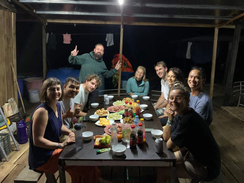 Cena con il gruppo di persone che abbiamo conosciuto sulla casa galleggiante a Ban Sen, vicino ad Ha Long Cena con il gruppo di persone che abbiamo conosciuto sulla casa galleggiante a Ban Sen, vicino ad Ha Long